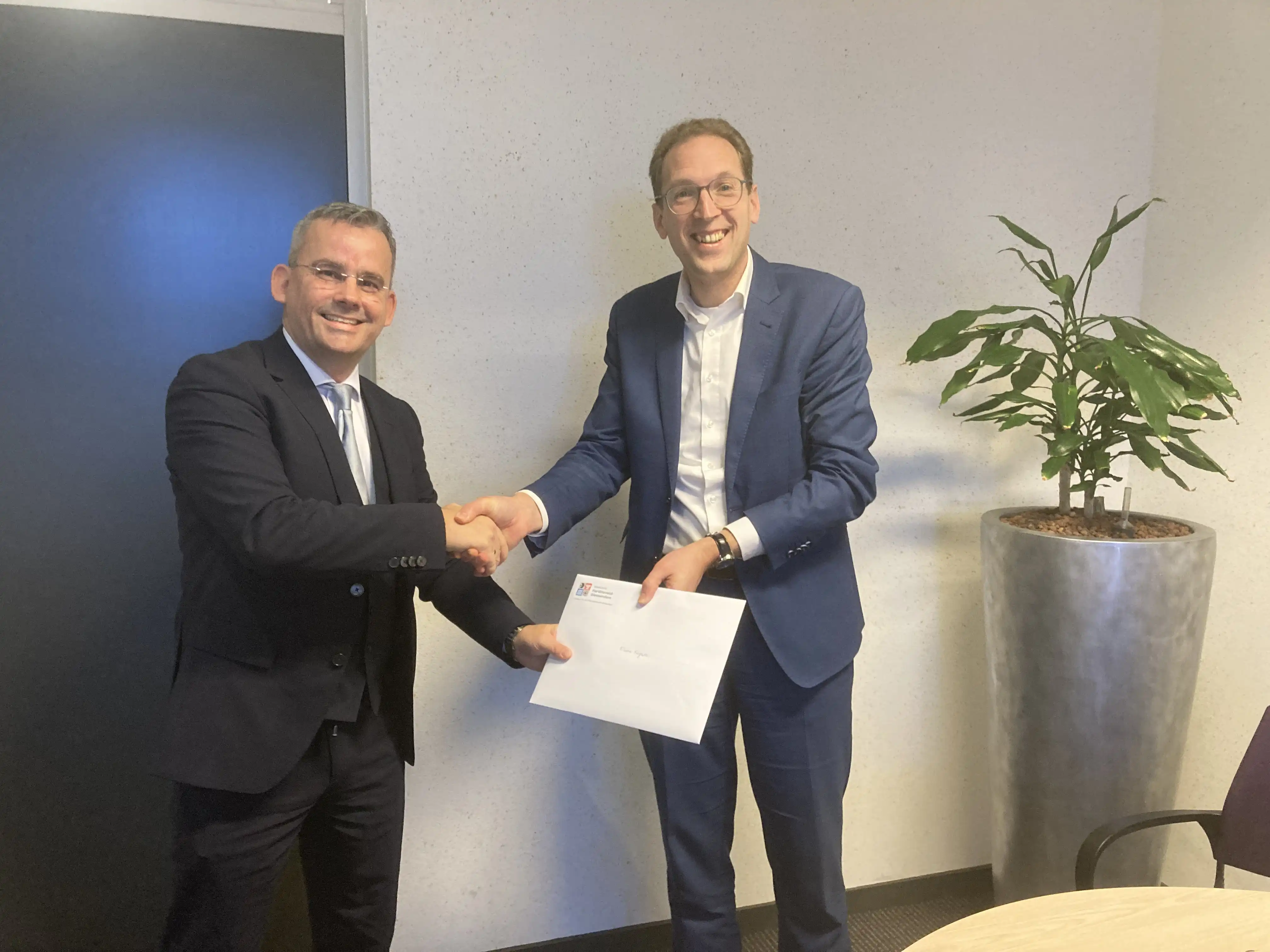 3overhandiging brief foto1